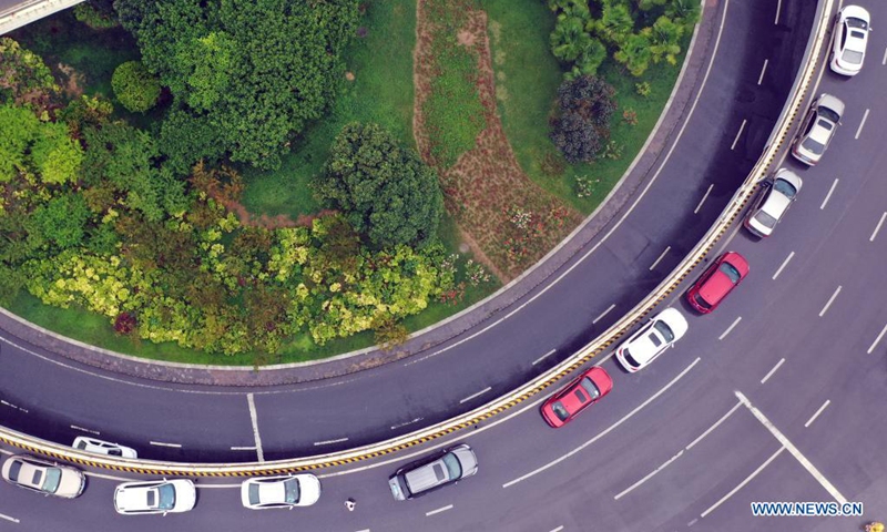 Aerial photo taken on Aug. 22, 2021 shows people parking vehicles on an overpass in Zhengzhou, capital of central China's Henan Province. Photo: Xinhua