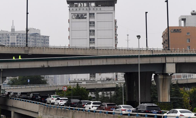 People park vehicles on Jinshui Road in Zhengzhou, capital of central China's Henan Province, Aug. 22, 2021.Photo: Xinhua