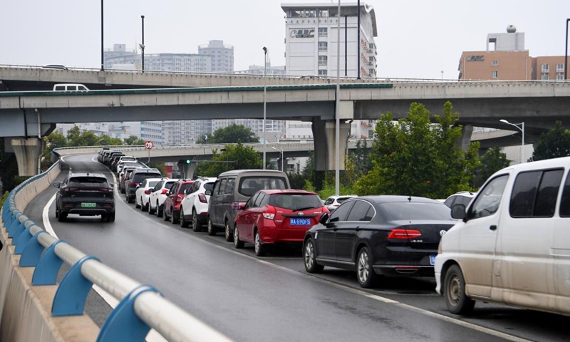 People park vehicles on Jinshui Road in Zhengzhou, capital of central China's Henan Province, Aug. 22, 2021. Photo: Xinhua