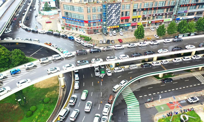 Aerial photo taken on Aug. 22, 2021 shows people parking vehicles on an overpass in Zhengzhou, capital of central China's Henan Province. Photo: Xinhua