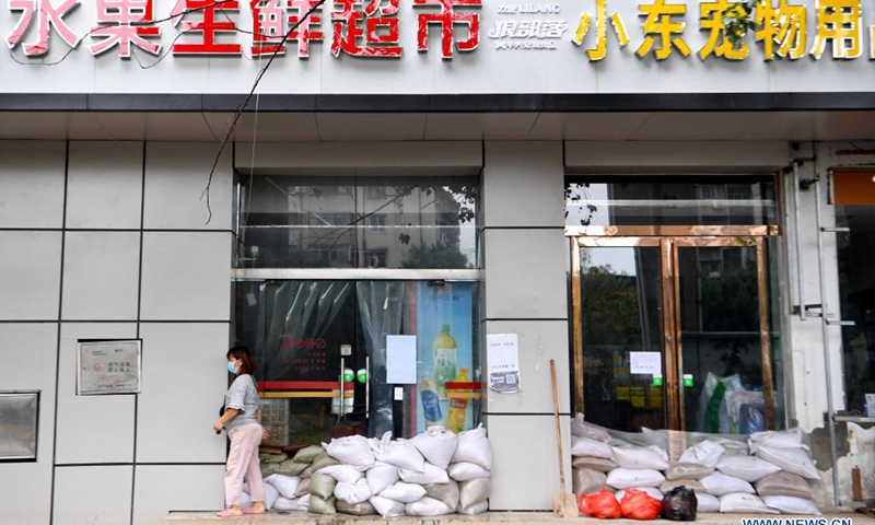 Photo taken on Aug. 22, 2021 shows sandbags stacked at the entrance of a shop in Zhengzhou, capital of central China's Henan Province. Photo: Xinhua