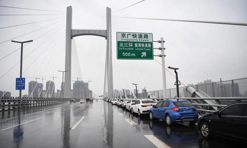 People park vehicles on an overpass in Zhengzhou, capital of central China's Henan Province, Aug. 22, 2021. Photo: Xinhua