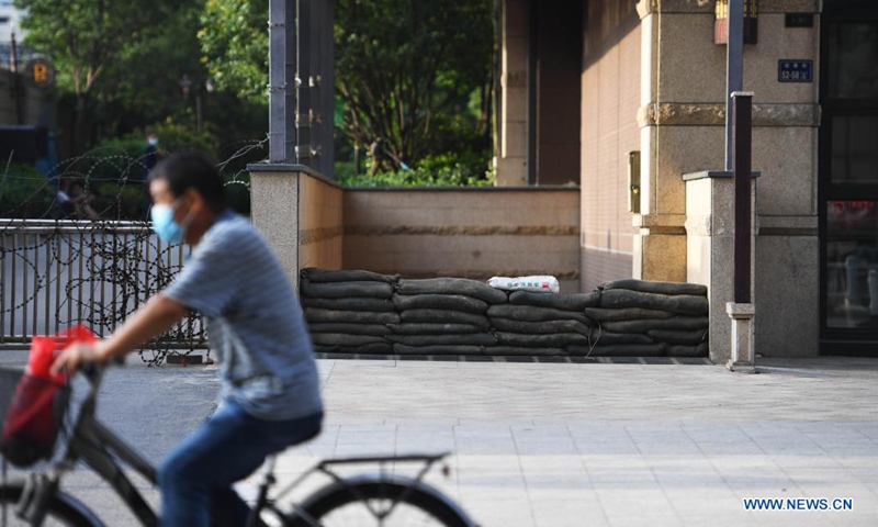 Photo taken on Aug. 21, 2021 shows sandbags stacked at the entrance of an underground passway in Zhengzhou, capital of central China's Henan Province. Photo: Xinhua