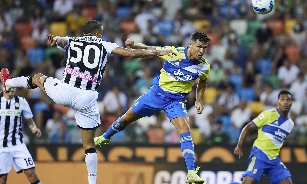 Cristiano Ronaldo (No.7) of Juventus heads the ball during the match against Udinese on Sunday in Udine, Italy. Photo: VCG