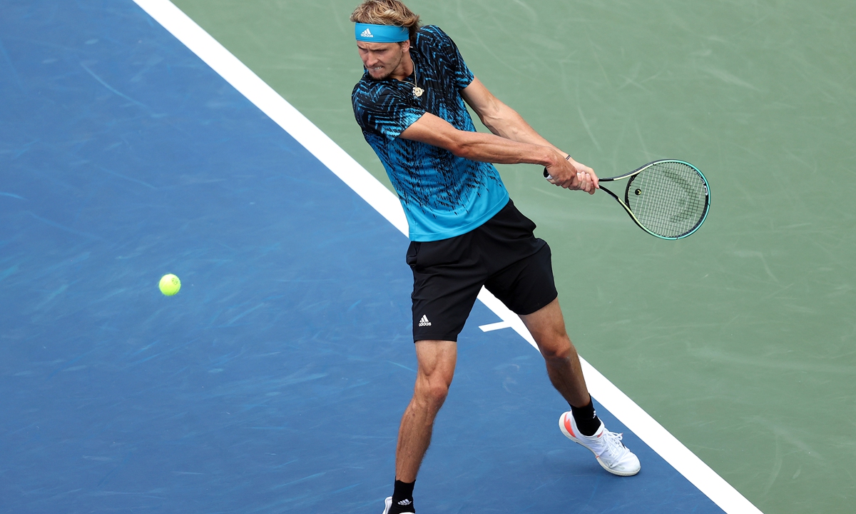 Alexander Zverev returns against Andrey Rublev on Sunday in Mason, Ohio. Photo: VCG