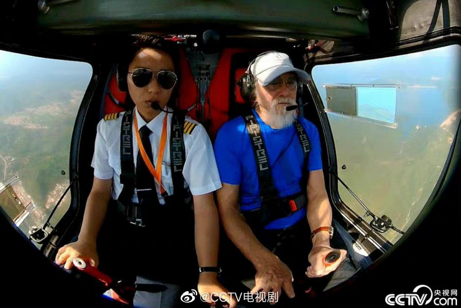 Wang Deshun(R) in the airplane Photo: Sina Weibo 