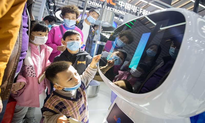 Visitors talk to Baidu's AI robot Xiaodu at World Internet Conference in Yiwu, East China's Zhejiang Province, November 22, 2020. Photo: VCG