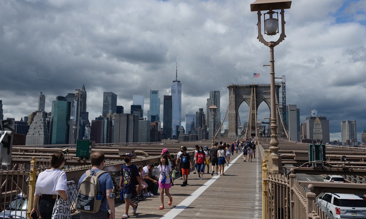 People walk over the Brooklyn Bridge of Manhattan in New York City, the US on Thursday. Photo: AFP