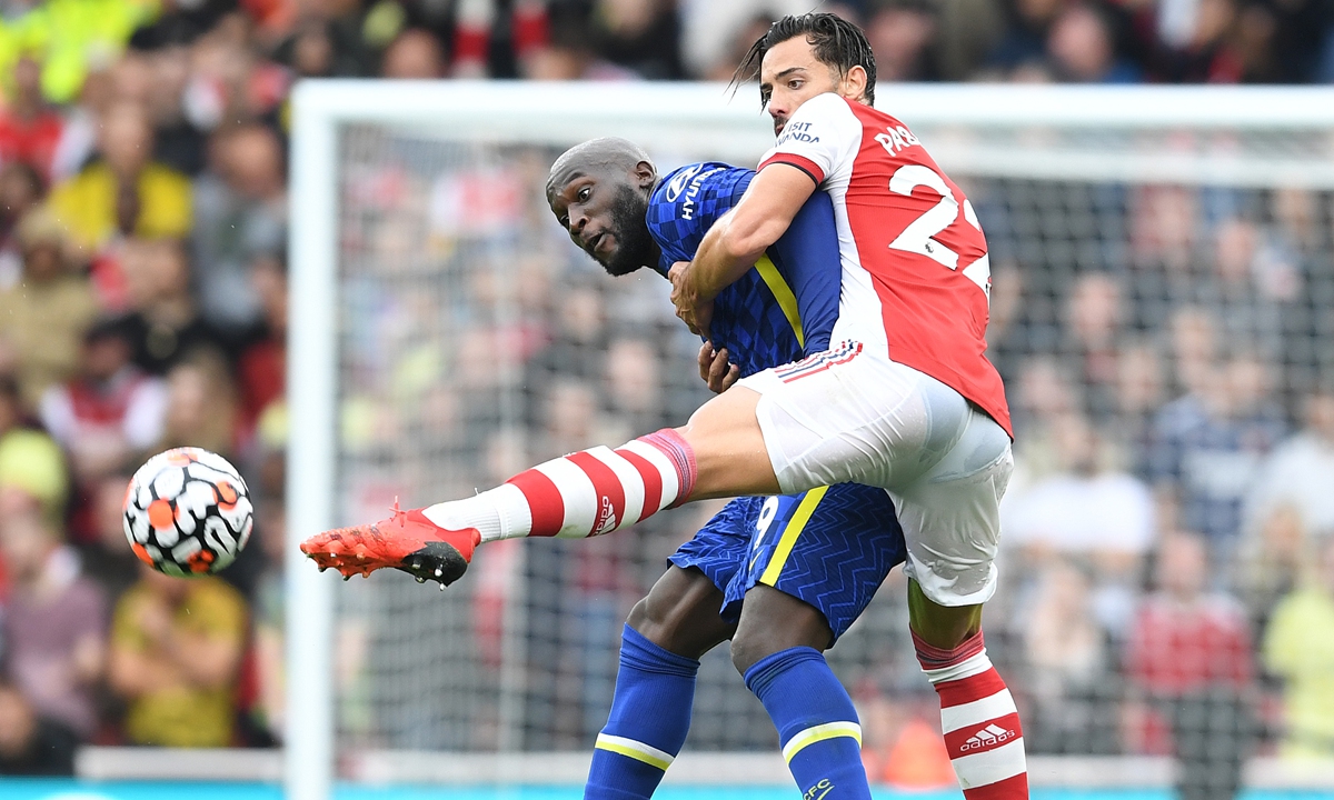 Pablo Mari (right) of Arsenal challenges Romelu Lukaku of Chelsea on Sunday in London, England. Photo: VCG