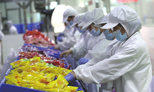 Workers pack bags of Luosifen, or river snail rice noodles, in Liuzhou, South China's Guangxi Zhuang Autonomous Region.
Photo: cnsphoto