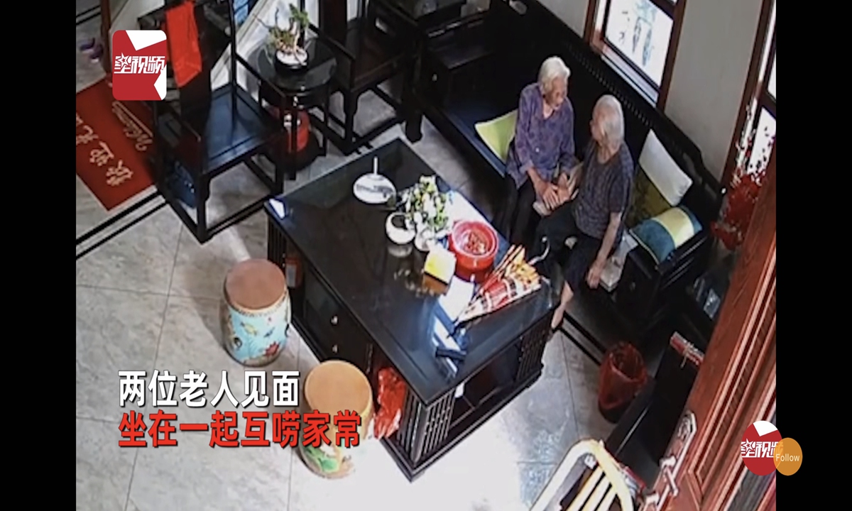 A video of a 102-year-old woman visiting her 103-year-old friend's house for a chat has recently gone viral on China's Twitter-like Sina Weibo, with netizens cheering at the long years of friendship between the two sisters, and expressing their wishes for the elderly. Photo: Sina Weibo