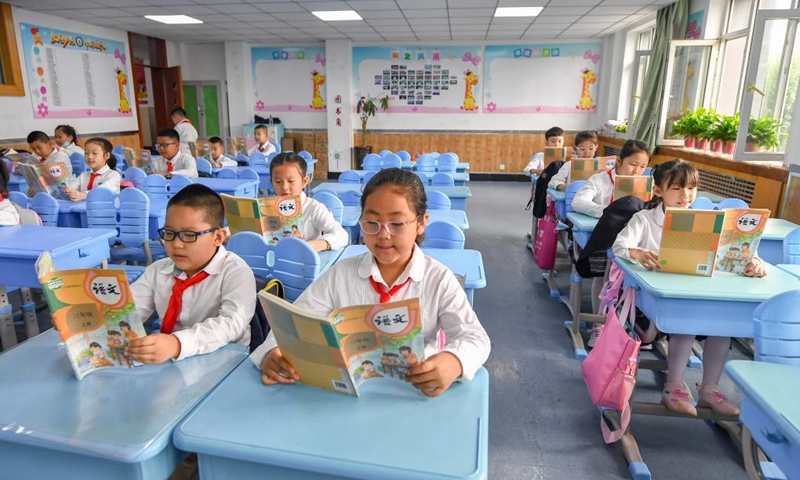 Primary students read in the morning session at a school in Changchun, capital of northeast China's Jilin Province, Aug. 23, 2021. Primary and middle schools in Changchun greeted their new semesters on Monday. (Xinhua/Zhang Nan)