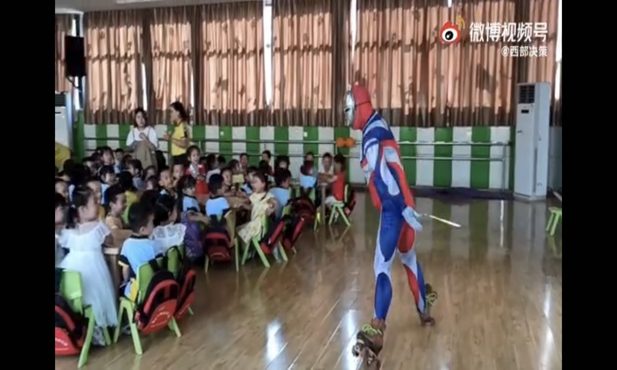 A video circulating on China's Twitter-like platform Sina Weibo shows that on Sunday, two days before the traditional Chinese festival of Mid-Autumn Festival, an 'Ultraman' suddenly appeared at a kindergarten classroom in Huangshi, Central China's Hubei Province, performing a roller skating show, ushering in a burst of applause from the children. Photo: Sina Weibo