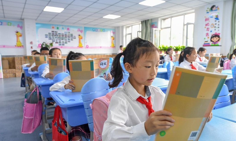 Primary students read in the morning session at a school in Changchun, capital of northeast China's Jilin Province, Aug. 23, 2021. Primary and middle schools in Changchun greeted their new semesters on Monday. (Xinhua/Zhang Nan)



