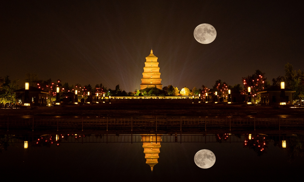 The bright moon hung high over the Big Wild Goose Pagoda in Xi'an, Northwest China's Shaanxi Province, the ancient capital of China, on Tuesday night, the mid-autumn night. Photo: IC