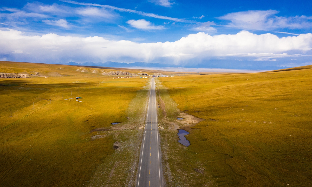 Aerial photos show the Duku Highway in Aksu, Xinjiang Uygur Autonomous Region in the early autumn season, with snow-capped mountains, grasslands and lakes visible in one day's drive. Photo: IC