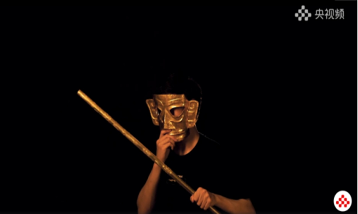 A video blogger has amazed netizens recently for reproducing a gold scepter which was uncovered in Sanxingdui Ruins in Guanghan, Southwest China's Sichuan Province. Photo: Xinhua