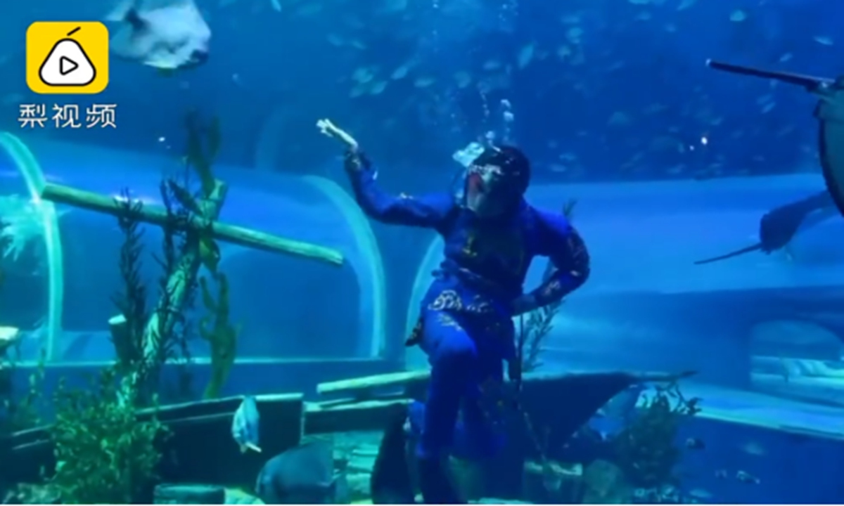 An aquarium diver in Lanzhou, Northwest China's Gansu Province, has learned to perform underwater the face changing art from Chinese opera by himself, which fascinates visitors of the city's aquarium. Photo: Pear Video