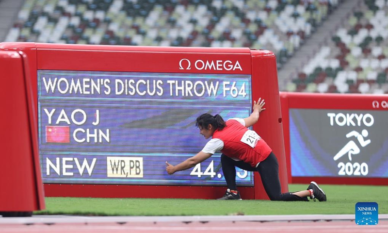 Yao Juan of China poses for photos with the new world record of the women's F64 class discus throw final at the Tokyo 2020 Paralympic Games in Tokyo, Japan, Aug. 29, 2021. (Xinhua/Du Xiaoyi)