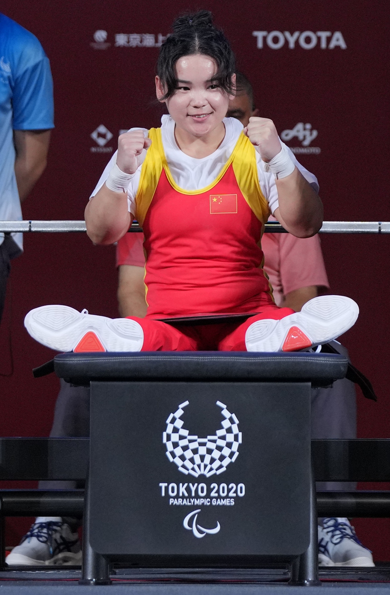Guo Lingling celebrates winning gold in the women’s -41kg powerlifting at the Tokyo Paralympic Games on Thursday. Photo: Xinhua