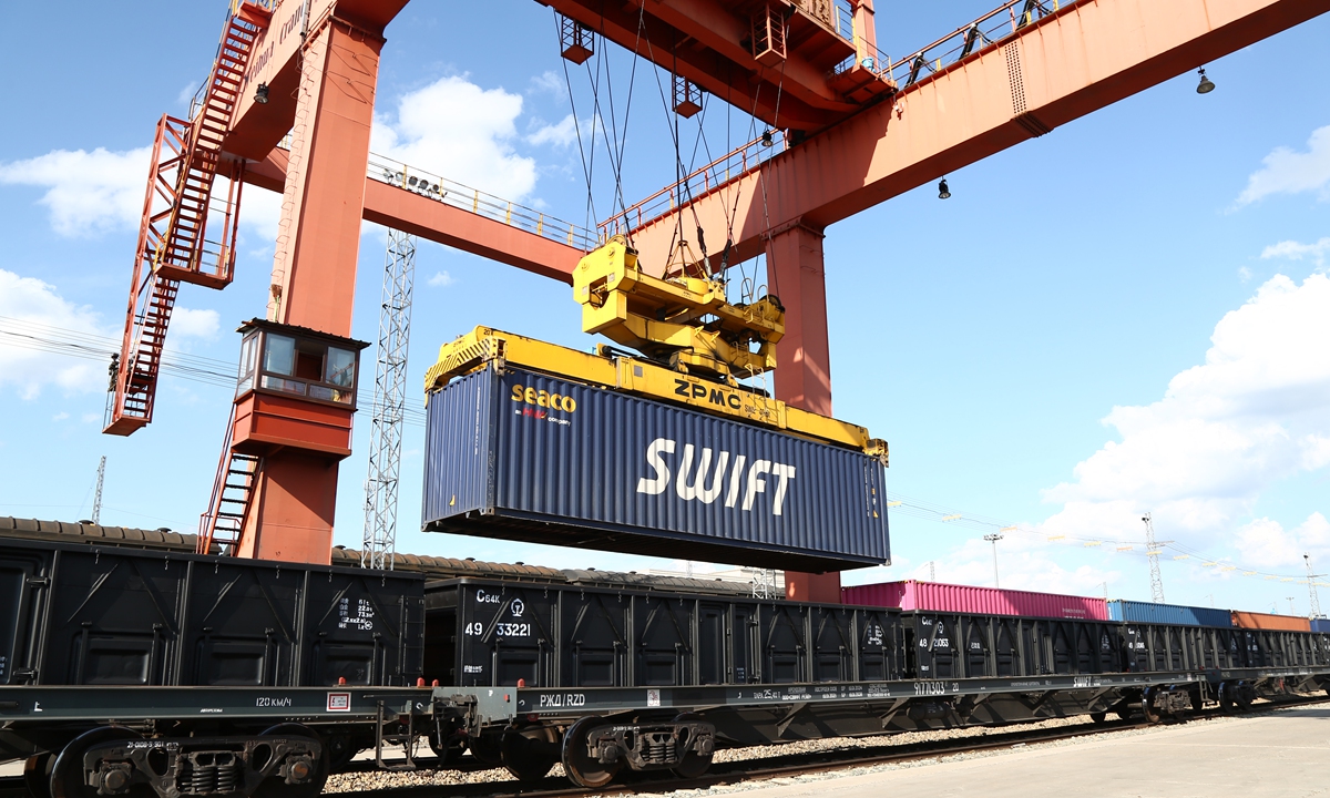 Containers are
loaded onto a
China-Europe
freight train
at Suifenhe,
Northeast
China's
Heilongjiang
Province on
Thursday.
Including this
train, 3,000
China-Europe
cargo trains have
passed through
the port. As of
Wednesday,
291,186
containers had
been exported
via the port.
Photo: cnsphoto