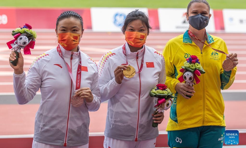 Yao Juan (C) and Yang Yue (L) of China and Sarah Edmiston of Australia pose for photos during the medal ceremony of the women's F64 class discus throw final at the Tokyo 2020 Paralympic Games in Tokyo, Japan, Aug. 29, 2021. (Xinhua/Du Xiaoyi)