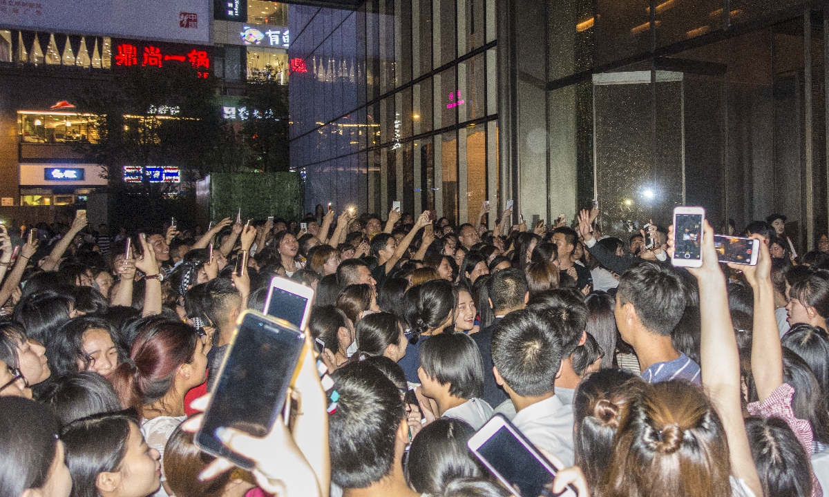 Hundreds of fans gather outside a hotel where Chinese-Canadian pop idol Kris Wu was staying in Chengdu, Southwest China's Sichuan Province, in 2017. Photo: VCG