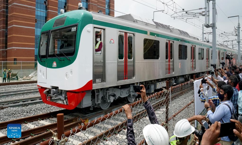 People witness the first trial run of Bangladesh's metro rail service in Dhaka, Bangladesh, on Aug. 29, 2021. Bangladesh's first metro rail in the capital Dhaka made the trial run Sunday on a section of the 20.1-km project, known as Mass Rapid Transit Line-6 (MRT 6). Photo: Xinhua