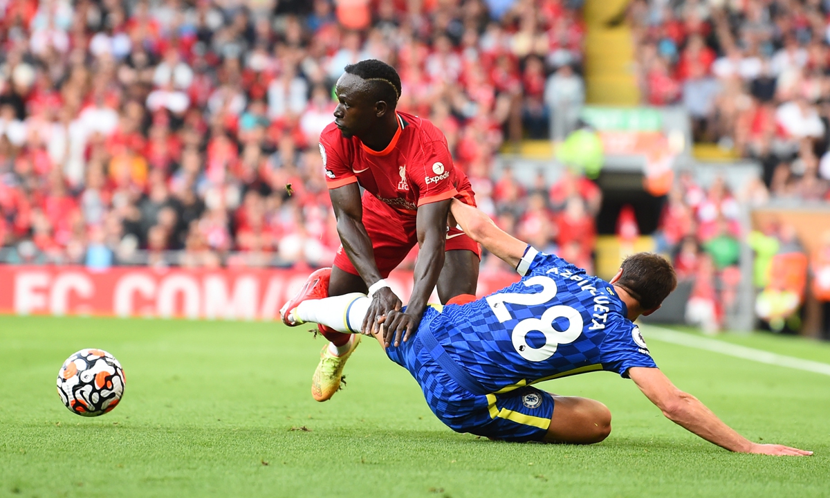 Sadio Mane (left) of Liverpool collides with Chelsea's Cesar Azpilicueta during their Premier League match at Anfield on Saturday in Liverpool, England. Photo: VCG