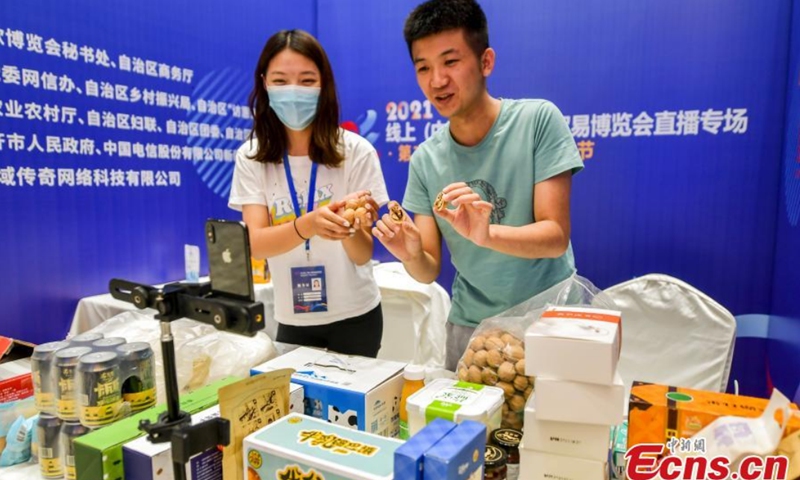 Anchors recommend Xinjiang agricultural products to netizens through the online platform in Urumqi, Xinjiang Uygur Autonomous Region, Aug. 29, 2021.Photo: CNSphoto 