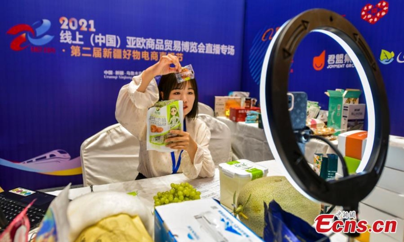 An anchor recommends Xinjiang agricultural products to netizens through the online platform at the 2021 Online Asia-Europe Commodity Trade Fair, in Urumqi, Xinjiang Uygur Autonomous Region, Aug. 29, 2021.Photo: CNSphoto 