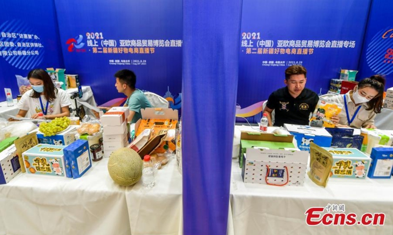 Anchors recommend Xinjiang agricultural products to netizens through the online platform in Urumqi, Xinjiang Uygur Autonomous Region, Aug. 29, 2021.Photo: CNSphoto 