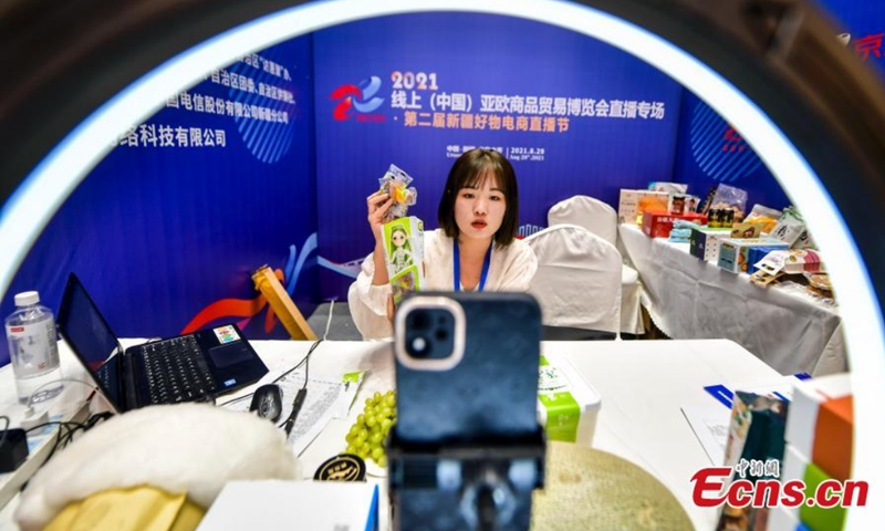 An anchor recommends Xinjiang agricultural products to netizens through the online platform in Urumqi, Xinjiang Uygur Autonomous Region, Aug. 29, 2021.Photo: CNSphoto 
