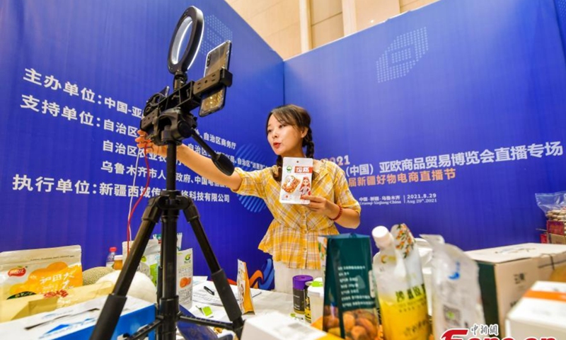 An anchor recommends Xinjiang agricultural products to netizens through the online platform in Urumqi, Xinjiang Uygur Autonomous Region, Aug. 29, 2021.Photo: CNSphoto 