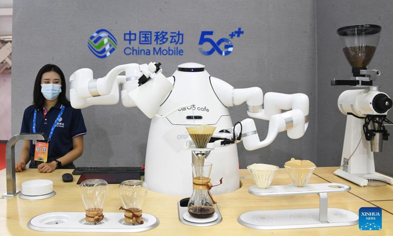 A coffee-brewing robot is displayed at the venue of 2021 World 5G Convention in Beijing, capital of China, Aug. 31, 2021. The 2021 World 5G Convention kicked off here on Tuesday. Photo: Xinhua 