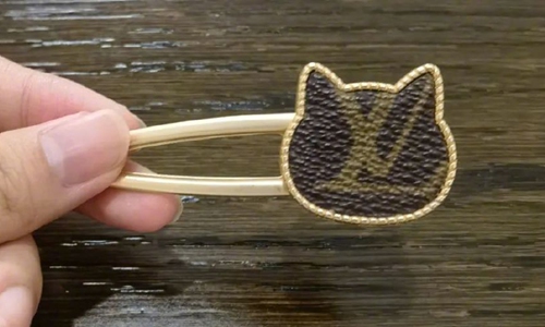 A hair pin with LV's iconic pattern Photo: Sina Weibo 