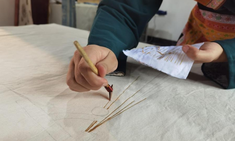 A Miao painting woman draws with an iron wax knife in Jianzhu Intangible Cultural Heritage Experience Base, Gulin County, Luzhou City, Sichuan Province, Aug. 30, 2021. Photo: CNSPhoto