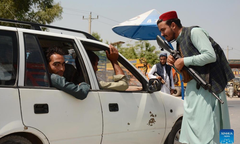 Taliban members check vehicles at a security checkpoint in Jalalabad, capital of Nangarhar province, Afghanistan, Aug. 31, 2021.Photo:Xinhua