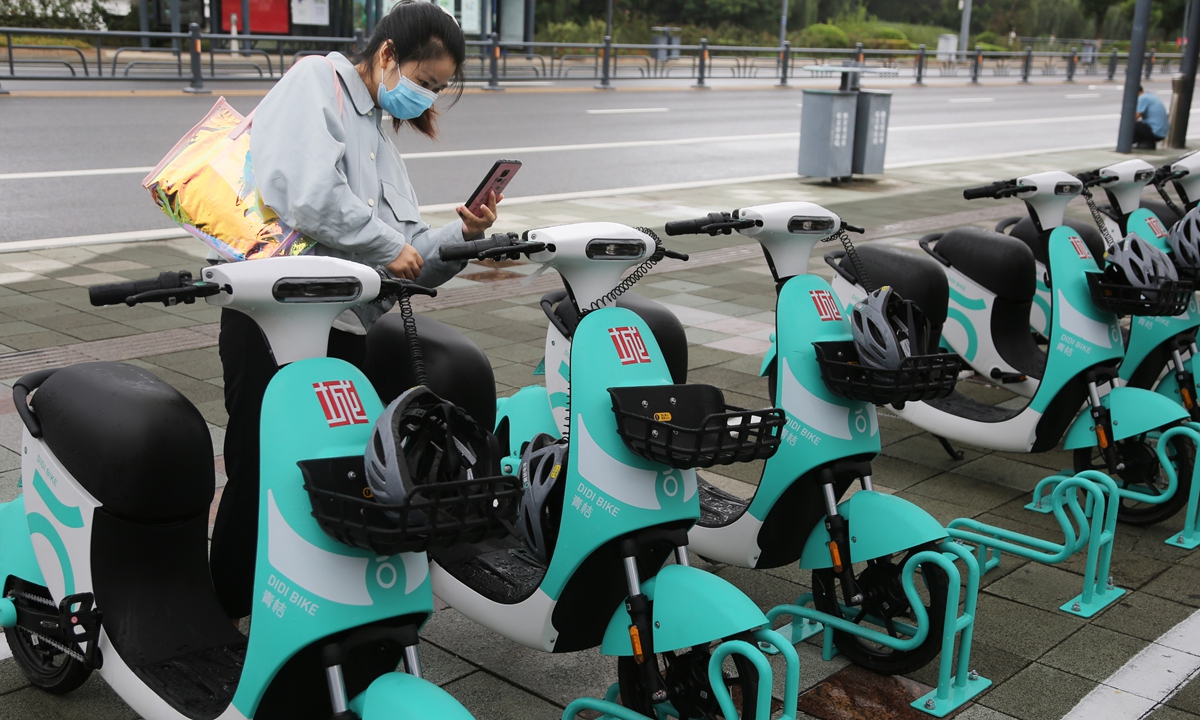 Users scan QR codes on shared electric scooters in Lianyungang, East China's Jiangsu Province on Wednesday. The first batch of 500 shared electric scooters in the urban area of Lianyungang officially went into service on Wednesday. Photo: cnsphoto
