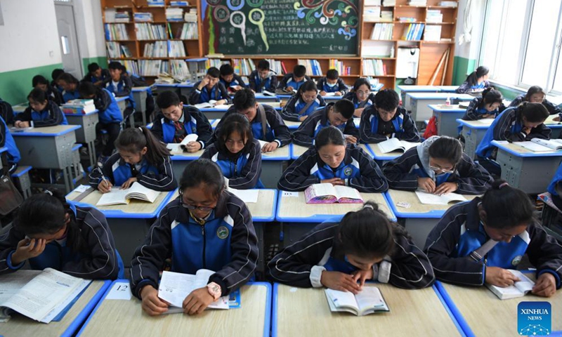 Students read books in the classroom at Luqu Tibetan Middle School in Luqu County, Gannan Tibetan Autonomous Prefecture, northwest China's Gansu Province, Aug. 30, 2021.Photo:Xinhua