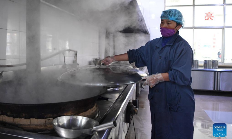 A staff member prepares dinner for the students at Luqu Tibetan Middle School in Luqu County, Gannan Tibetan Autonomous Prefecture, northwest China's Gansu Province, Aug. 30, 2021.Photo:Xinhua