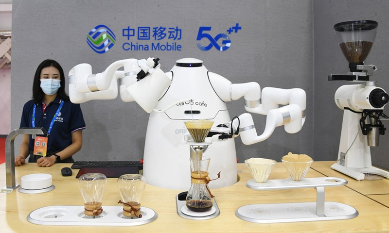 A coffee-brewing robot is displayed at the venue of 2021 World 5G Convention in Beijing, capital of China, Aug. 31, 2021. (Photo: Xinhua)