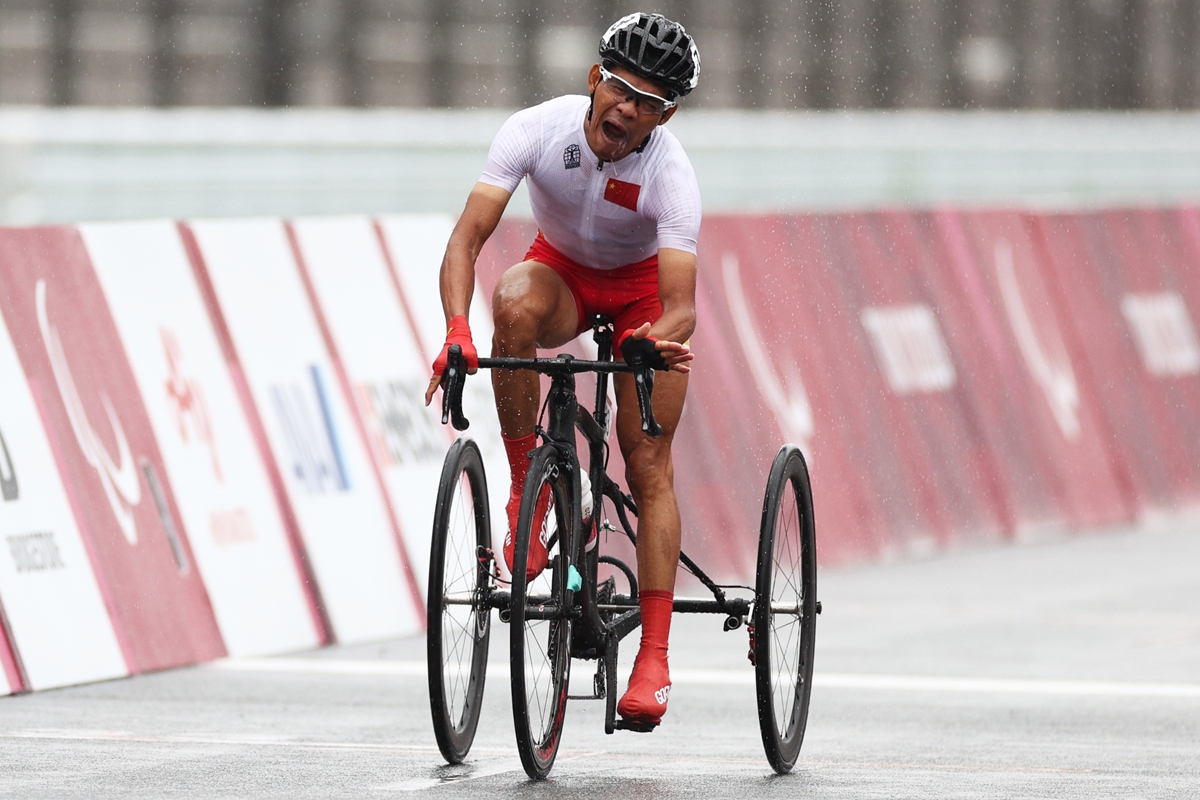 Chen Jianxin competes in the men's T1-2 road race final at the Tokyo Paralympic Games on Thursday. Photo: IC