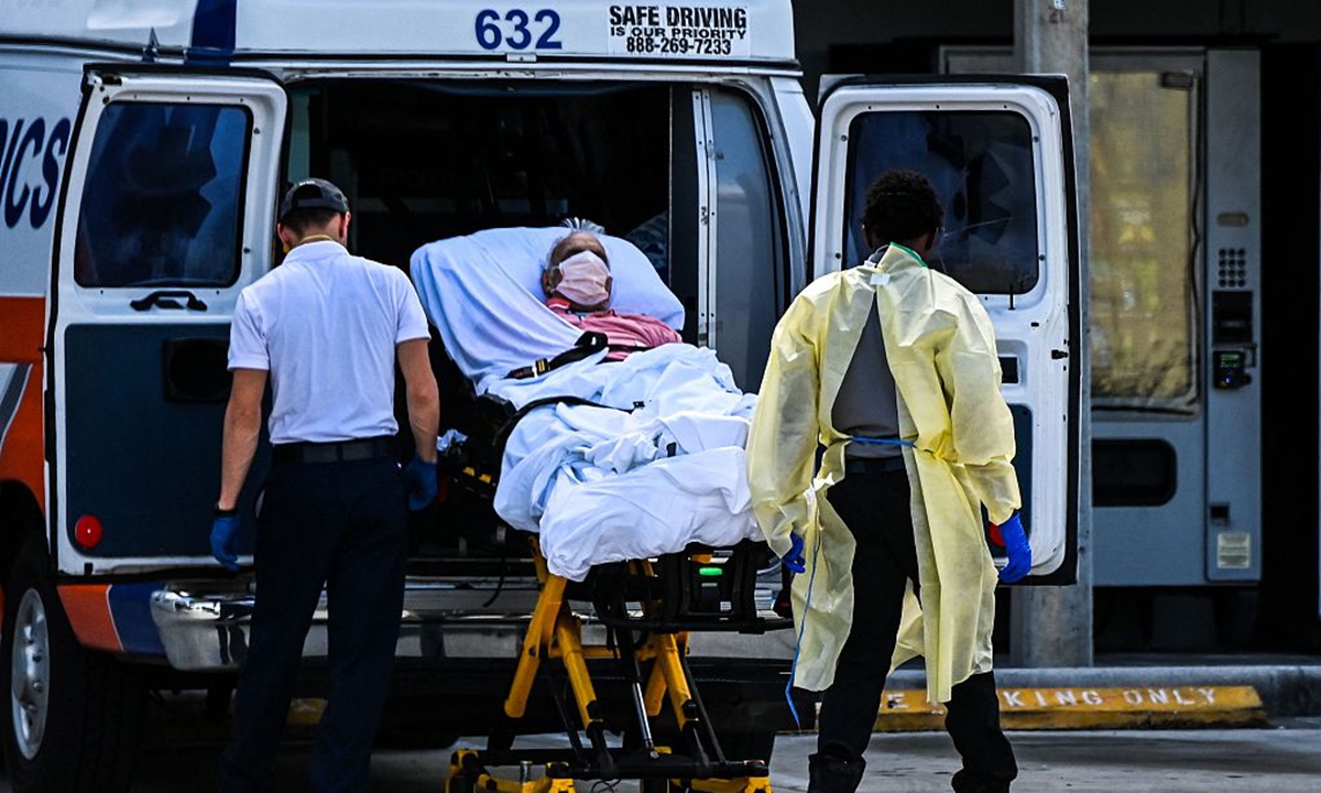 Medics transfer a patient on a stretcher from an ambulance outside of Emergency at Coral Gables Hospital where coronavirus patients are treated in Coral Gables near Miami, on August 16, 2021. Photo: CFP