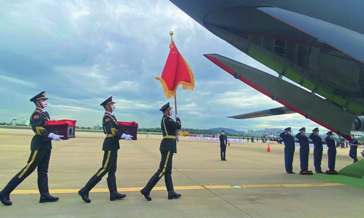 South Korean soldiers hand over the caskets containing the remains of the Chinese People's Volunteers soldiers at the Incheon Airport on Thursday. Photo: cnsphoto