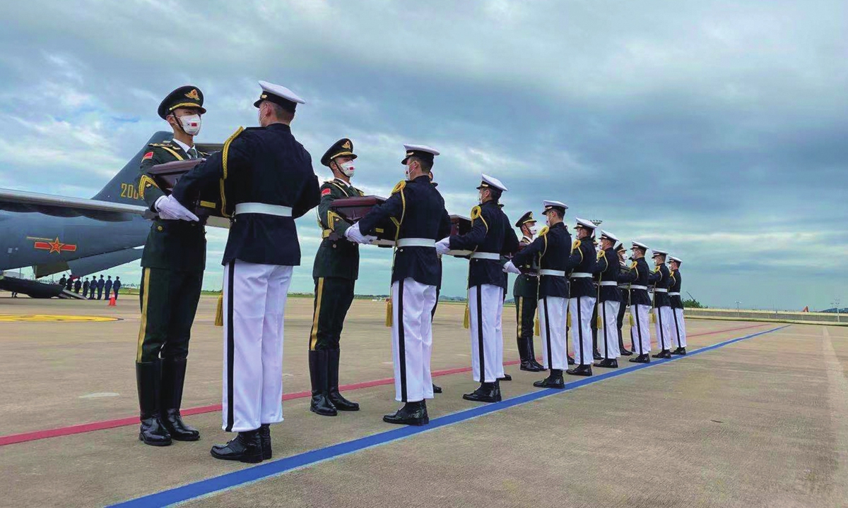 South Korean soldiers hand over the caskets containing the remains of the Chinese People's Volunteers soldiers at the Incheon Airport on Thursday. Photo: cnsphoto