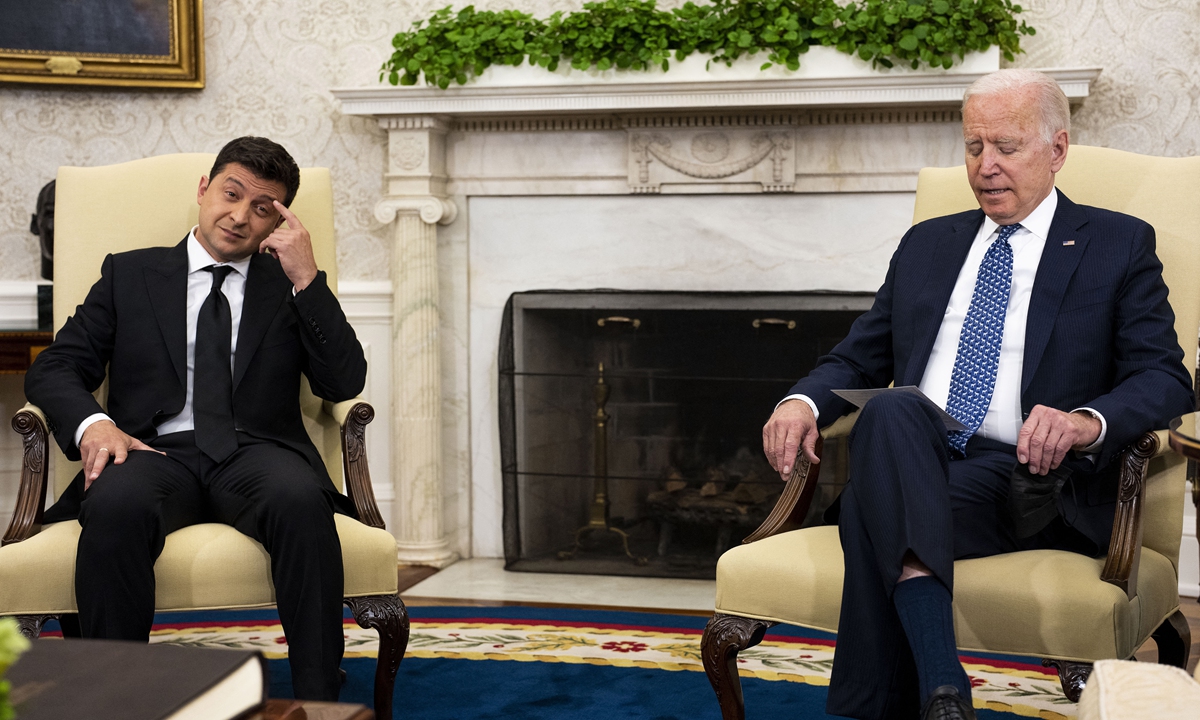Ukrainian President Volodymyr Zelensky (L) meets with US President Joe Biden in the Oval Office at the White House on September 01, 2021 in Washington, DC. Photo: AFP
