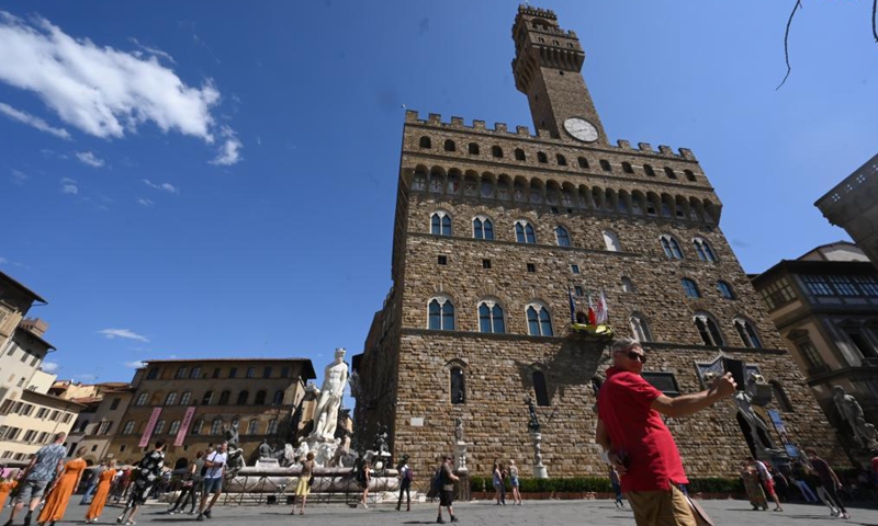 Tourists walk at Piazza della Signoria in Florence, Italy, on Sept. 2, 2021.Photo:Xinhua