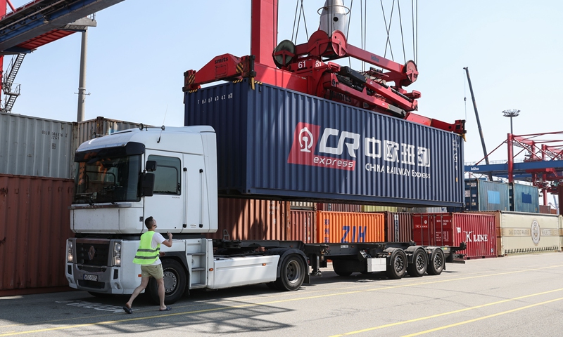 A cargo container of China Railway Express is loaded onto a truck at Eurokombi terminal in Hamburg, Germany, on May 29, 2018.Photo:Xinhua