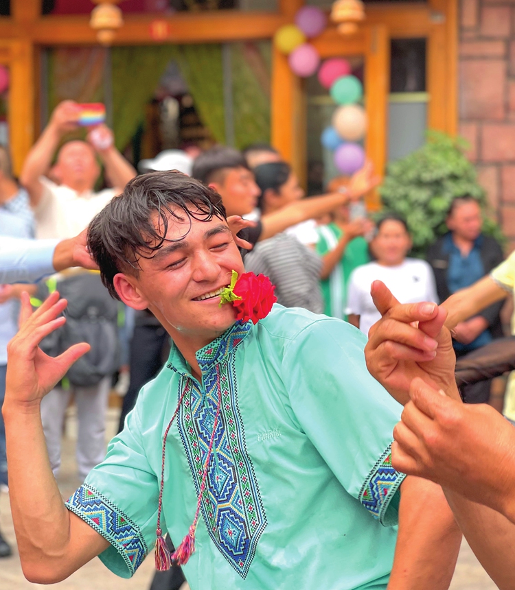 A local resident in Hotan Prefecture dances during the Corban Festival in July. Photo: Liu Xin, Fan Lingzhi/GT 